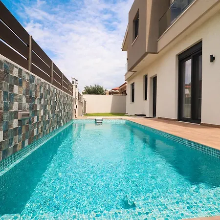 Luxurious, 3-bedroom With Private Pool * Никити