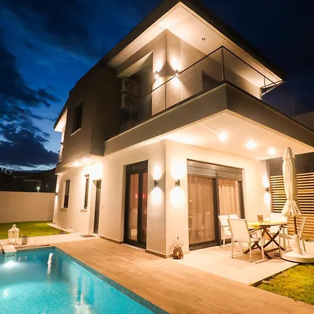 Luxurious, 3-bedroom With Private Pool Никити